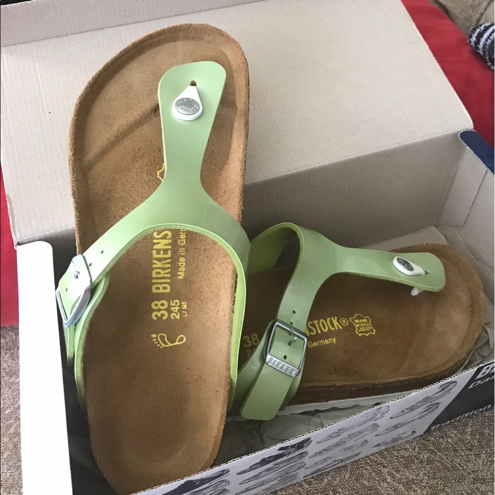 Pearly green Gizeh birkenstocks