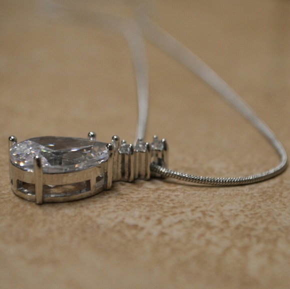 New Rose Gold or Silver Crystal Teardrop Necklace - Picture 4 of 8