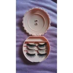 *Pick 3* Eyelashes with Case