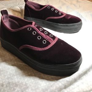 (B3F25) BURGUNDY SNEAKER STACKS