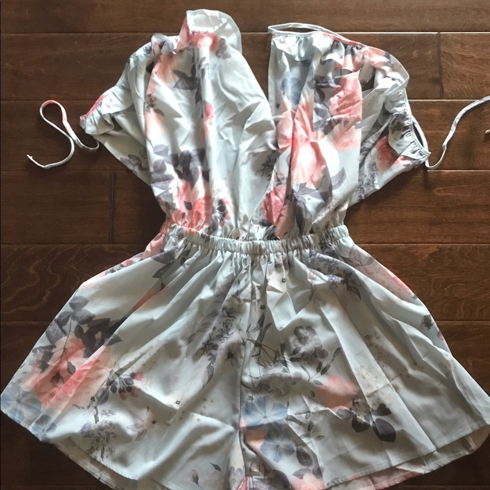 🦋 FLASH SALE 💟 FLORAL RUFFLE ROMPER - Picture 7 of 7