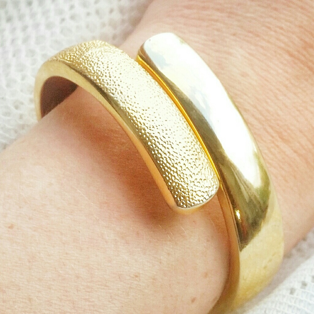 NWOT GOLD TONE HINGE BANGLE