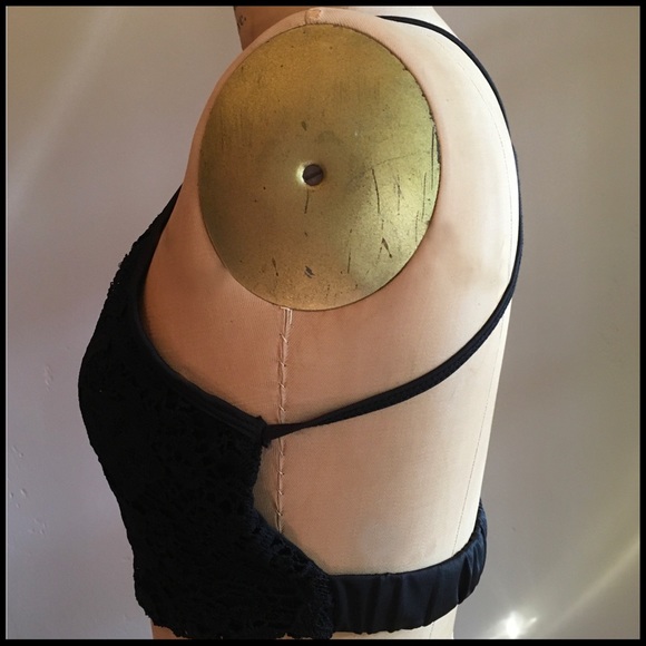 Crochet Lace Crop Top - Picture 3 of 8