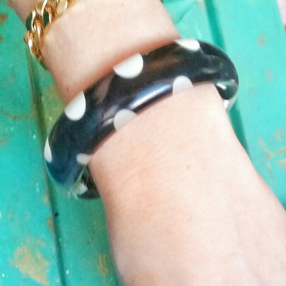 LUCITE BLACK AND WHITE POLKA-DOT BANGLE - Picture 2 of 5