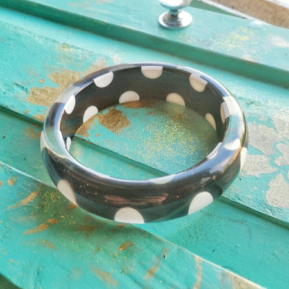 LUCITE BLACK AND WHITE POLKA-DOT BANGLE - Picture 3 of 5