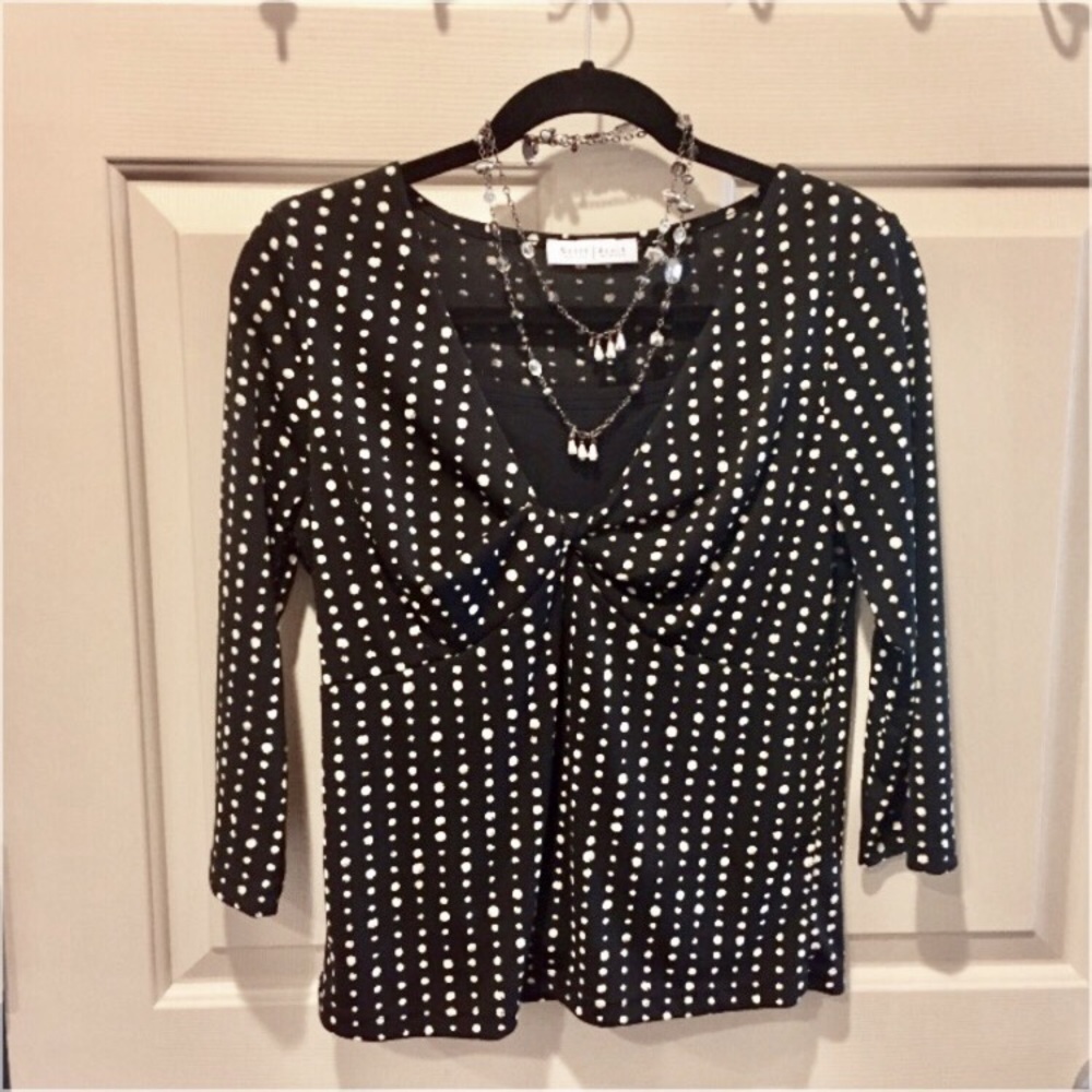 💝White House Black Market Black and Tan Top💝