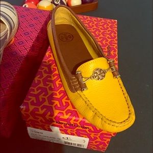 Tory burch mustard shoes 😍🎉💃🏽