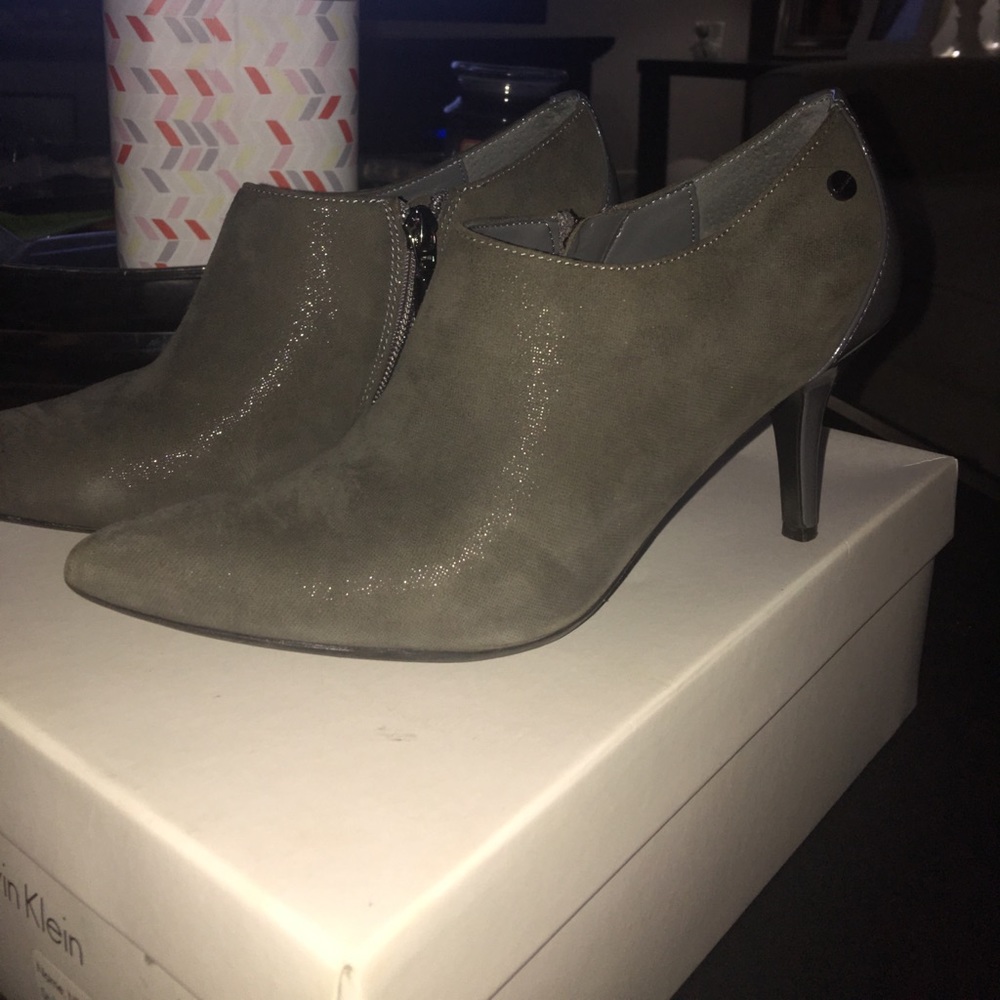 Calvin Klein grey shimmer ankle booties size 6