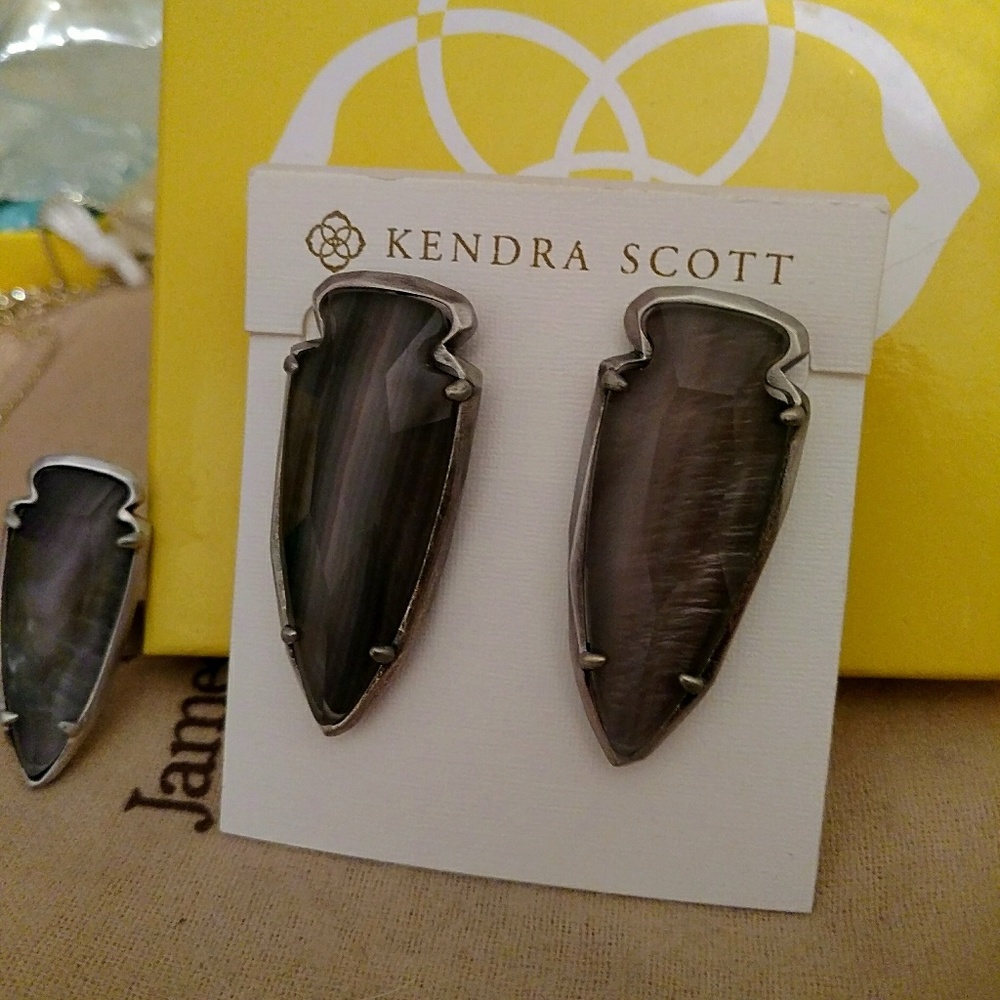 EUC Kendra Scott Kathryn earrings in black pearl