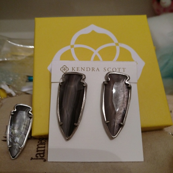 EUC Kendra Scott Kathryn earrings in black pearl - Picture 2 of 3