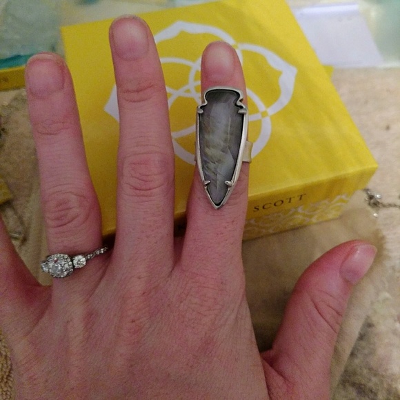 NWOT Kendra Scott Kenny ring in black pearl - Picture 2 of 3
