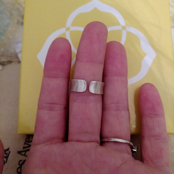 NWOT Kendra Scott Kenny ring in black pearl - Picture 3 of 3