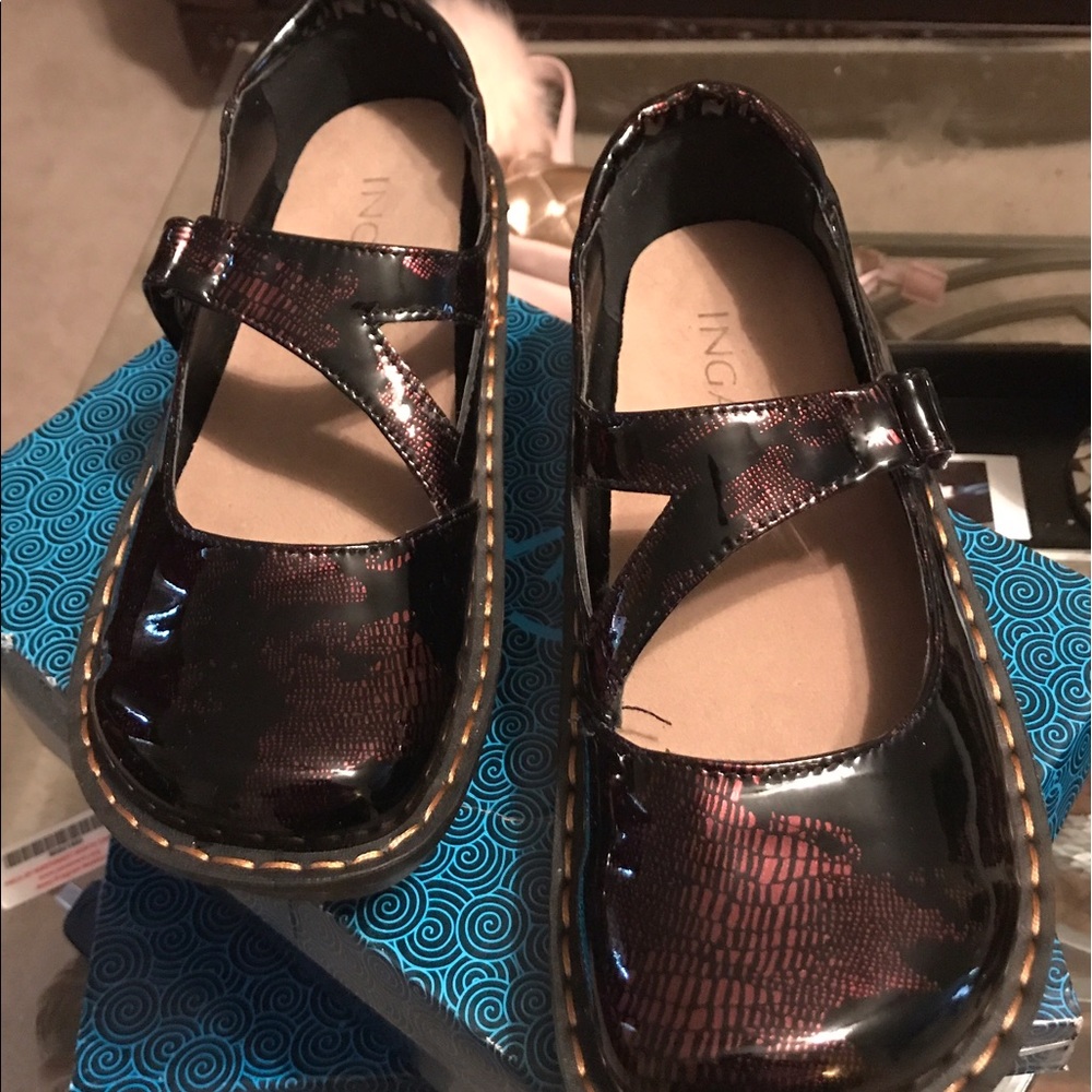 Brown and black support shoe (Algeria inspired)