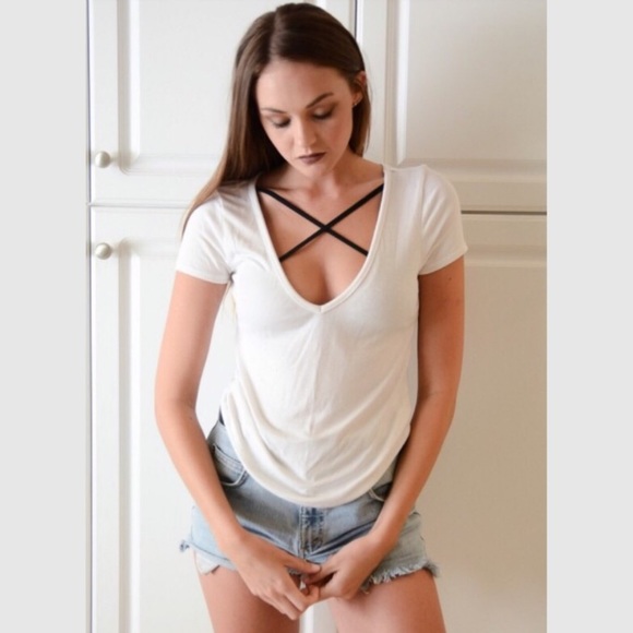 🎉CLEARANCE🎉 White Seamless Cross Front Bralette - Picture 5 of 5