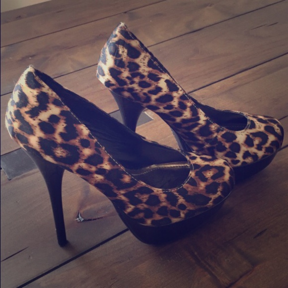Bamboo Leopard Heels - size 5.5
