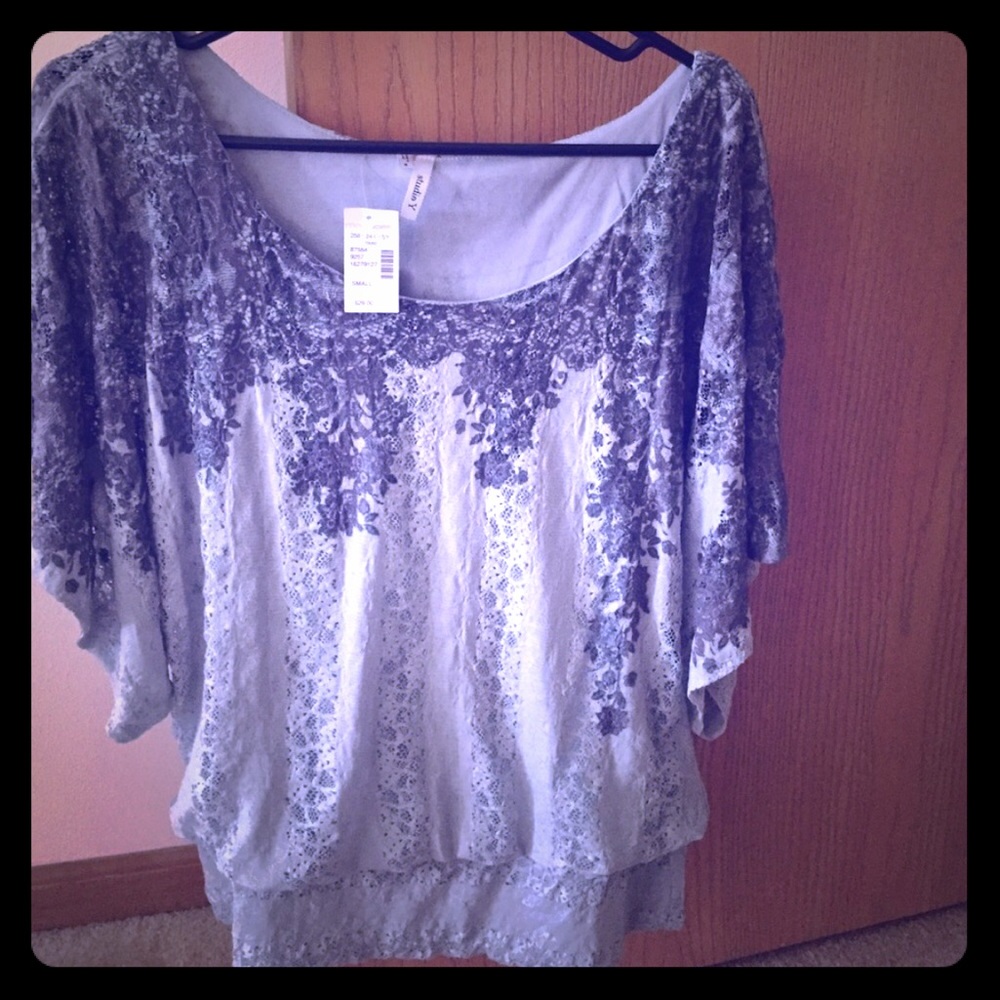 Size small women's over lay lace blouse/top cute!