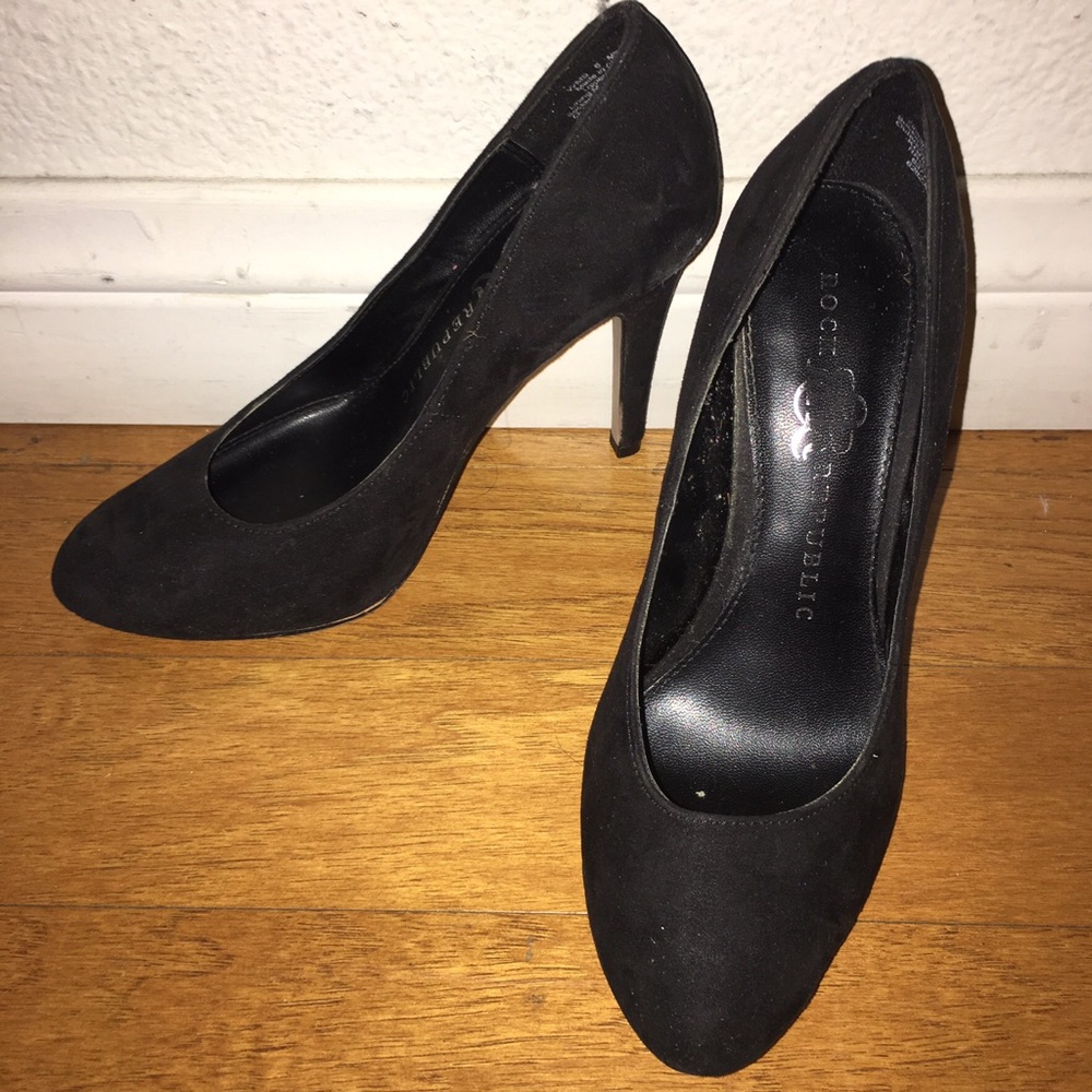 Rock and Republic Black Suede Heels 6