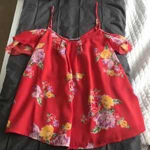 🌺🌹🌼 Floral off the shoulder top!
