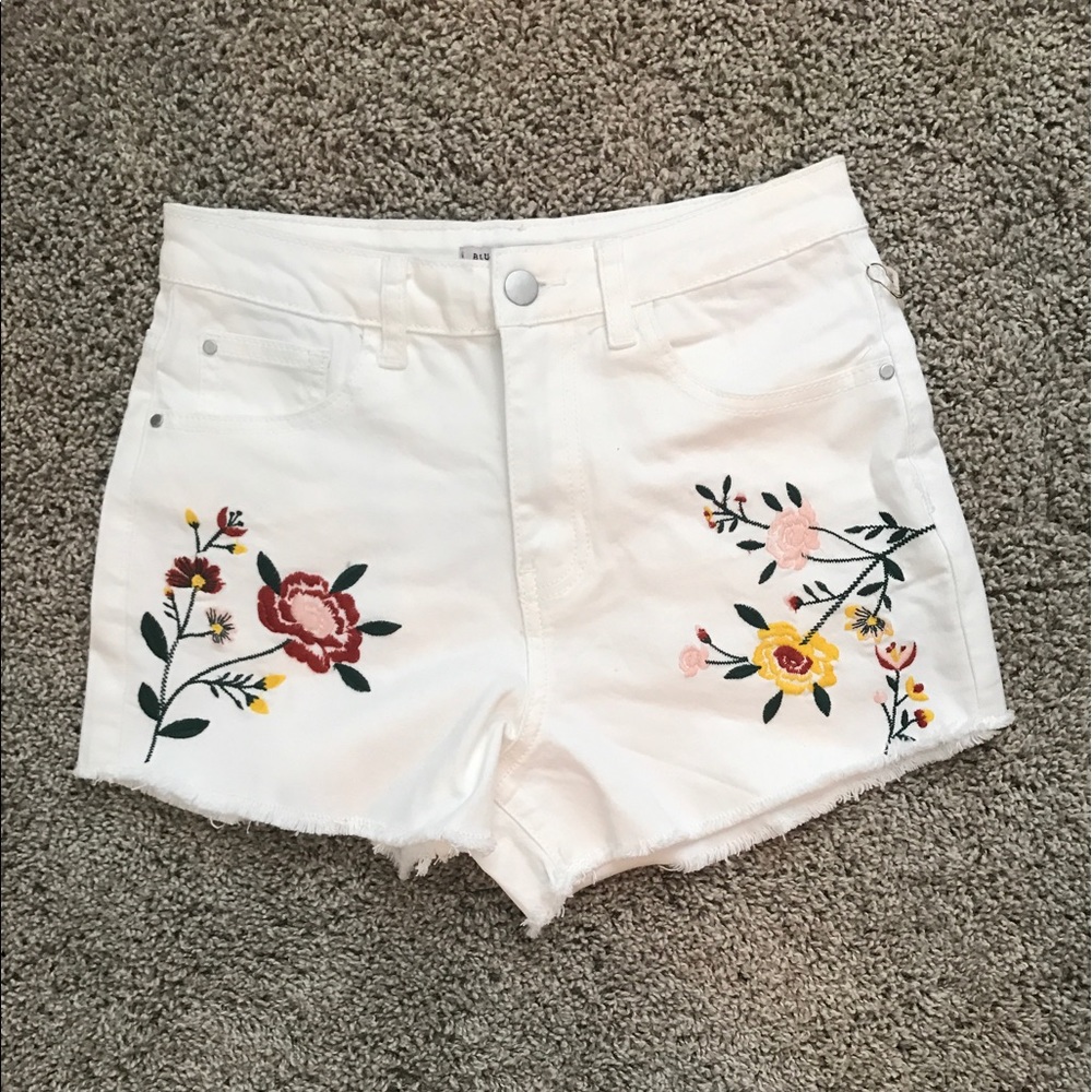 Blu pepper embroidered mid rise shorts size small