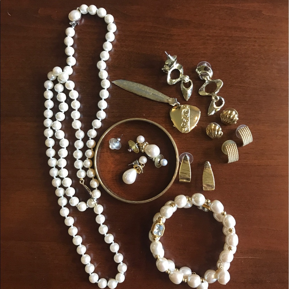 Pearl and gold tone jewelry earrings necklaces