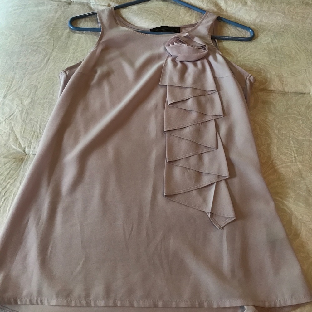 Limited tank top with flower and ruffle detail