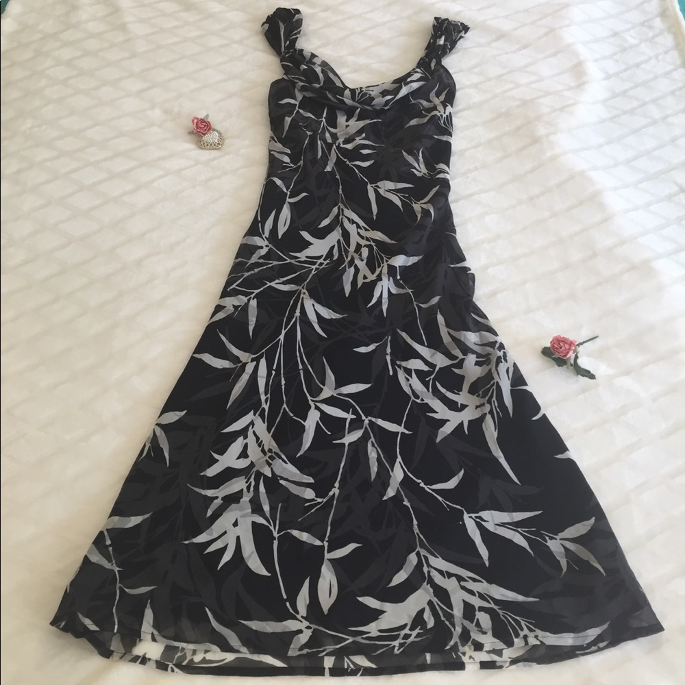 ❤️ Black and White Dress Cowl Neck