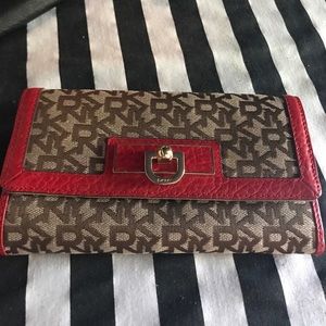 DKNY wallet very good condition. Never used it !