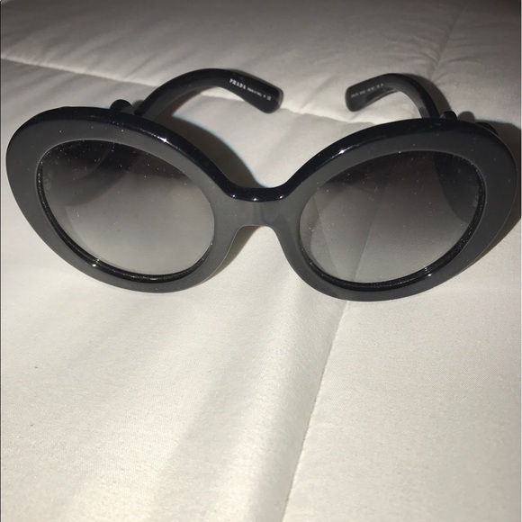 Prada sunglasses only wore a couple of times