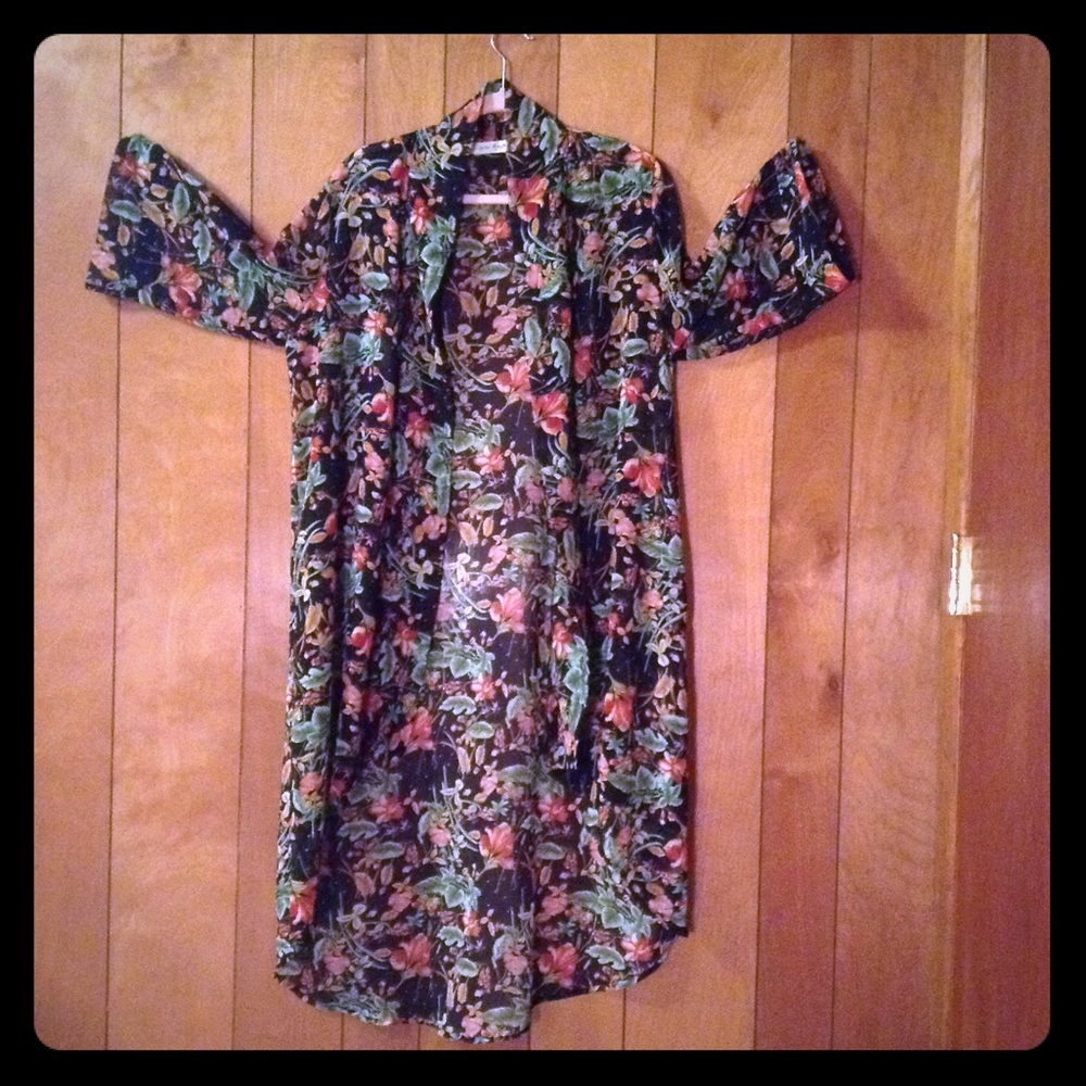 Sheer kimono with tropical pattern!