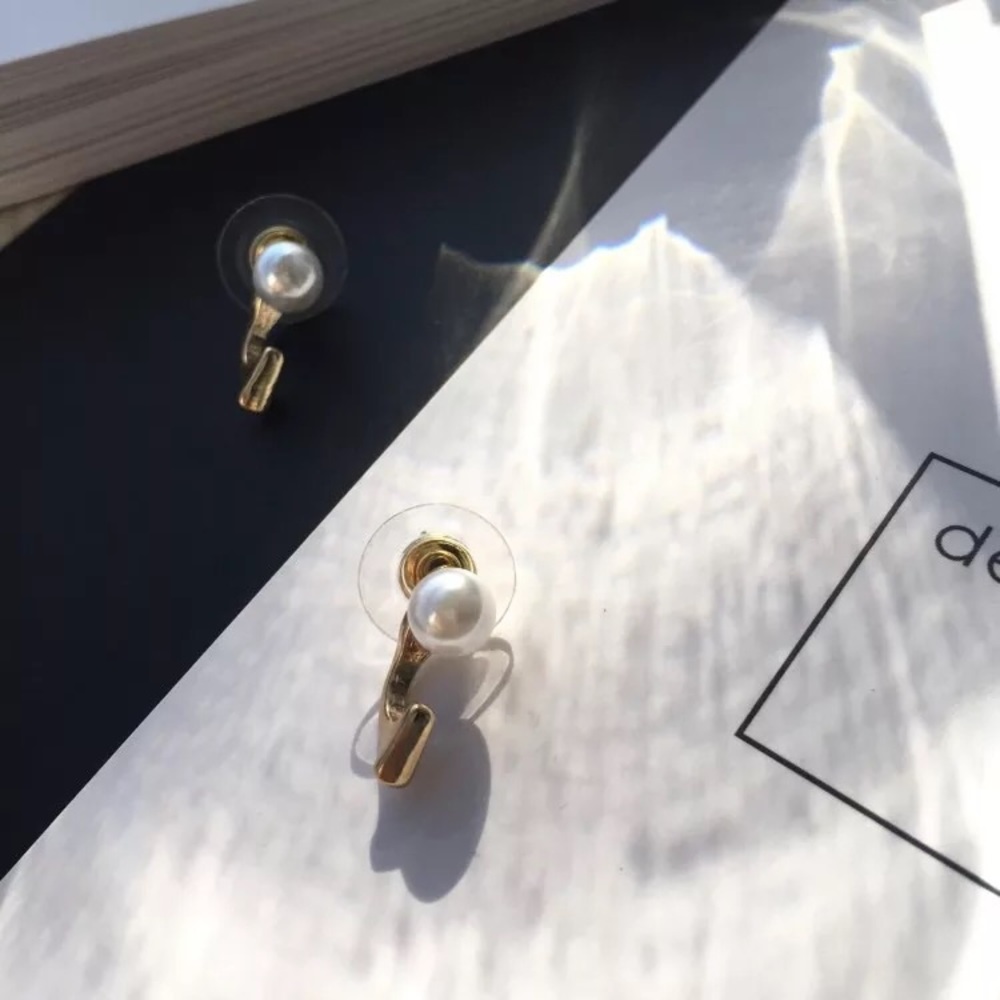 Imitation pearl stud earring