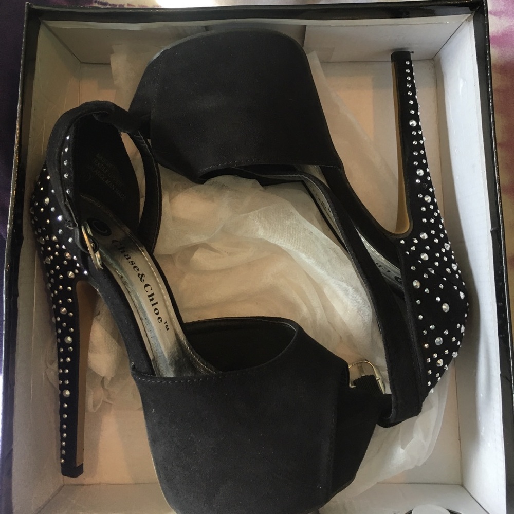 Chase & Chloe black heels size 6
