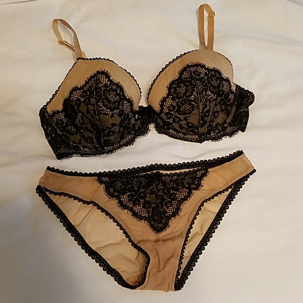 *SOLD*  Victoria's secret set of panties and bra