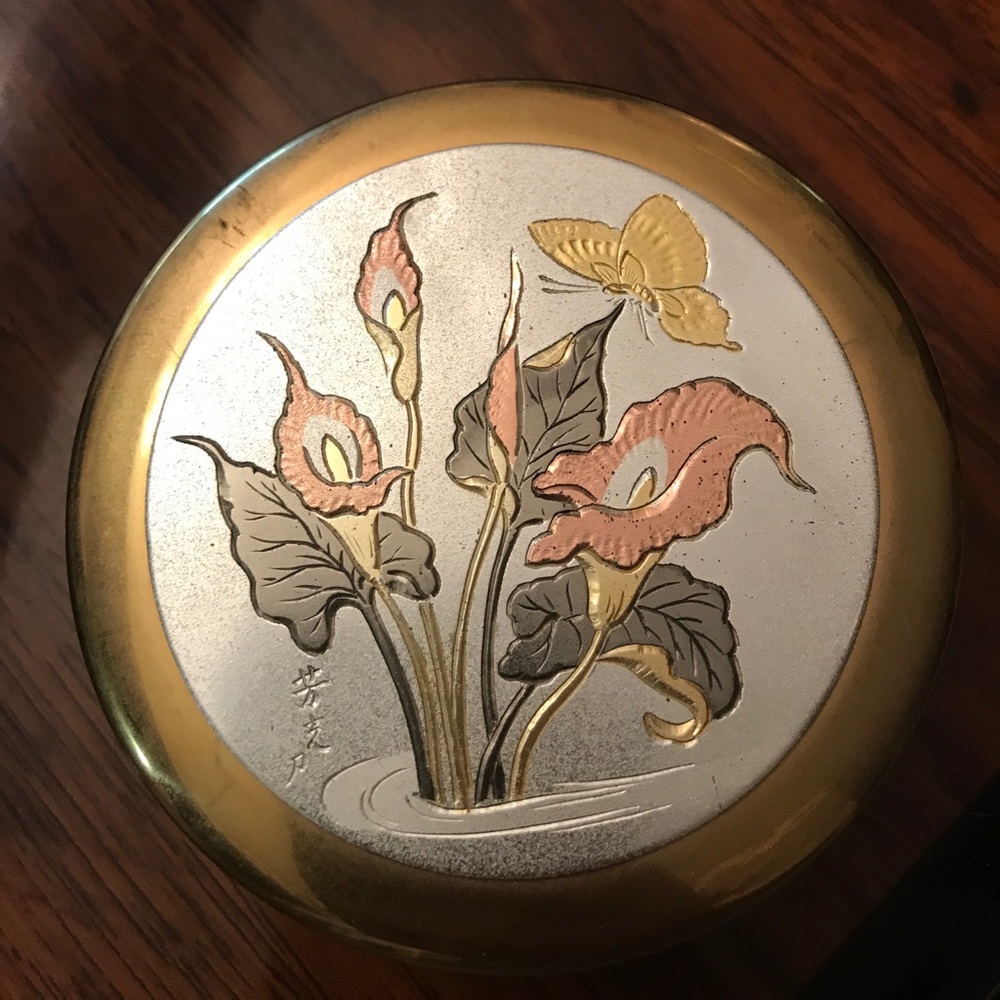 Japanese choking jewelry holder