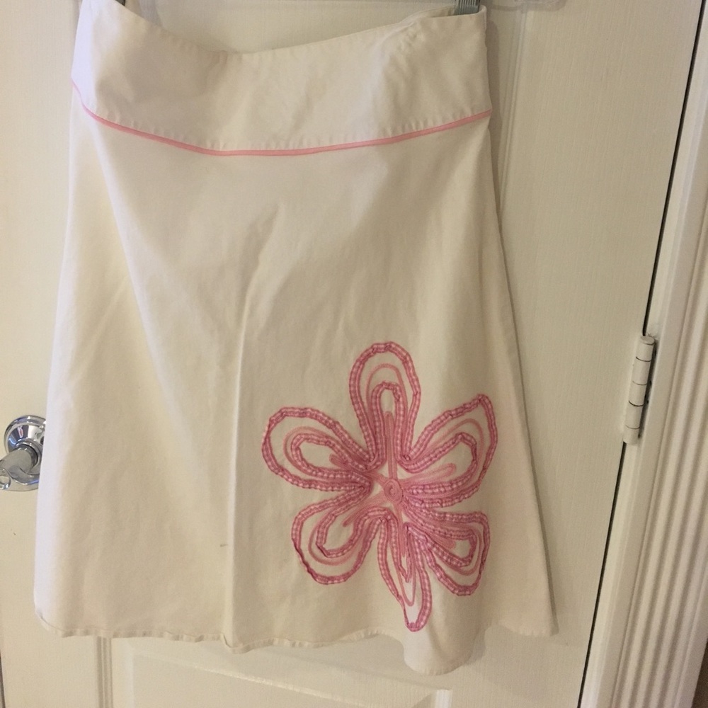 Super cute white skirt with pink flower! 🌺