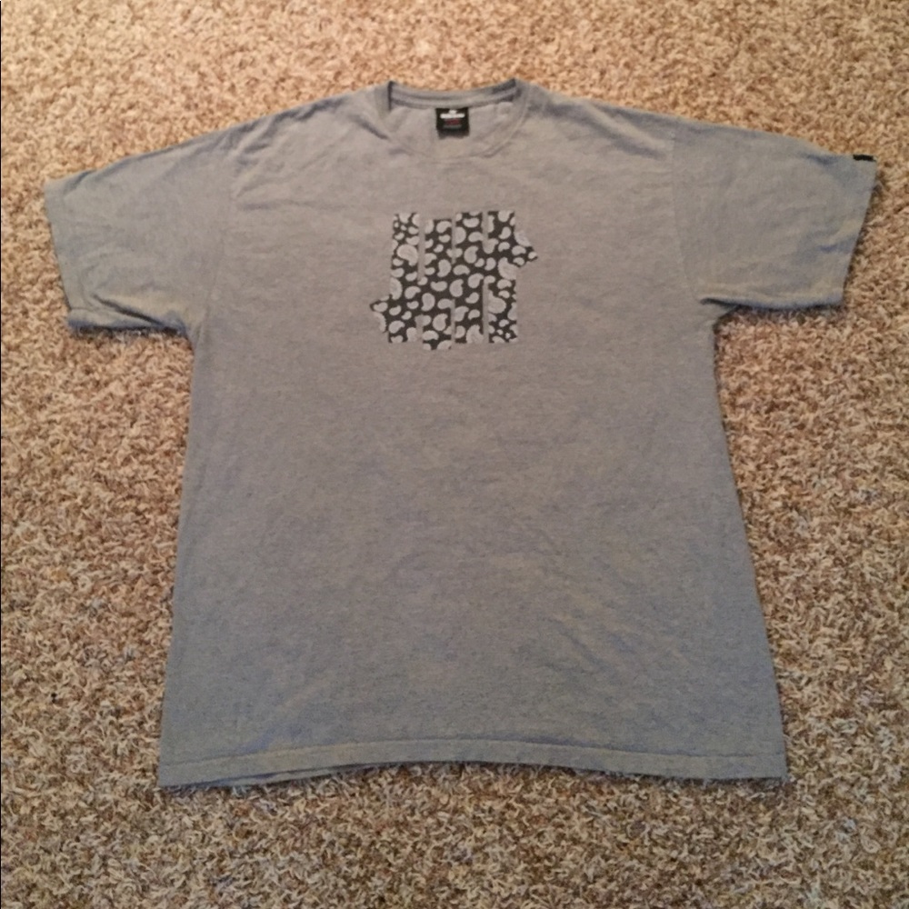 Men's size XL undefeated 5 strike t-shirt.