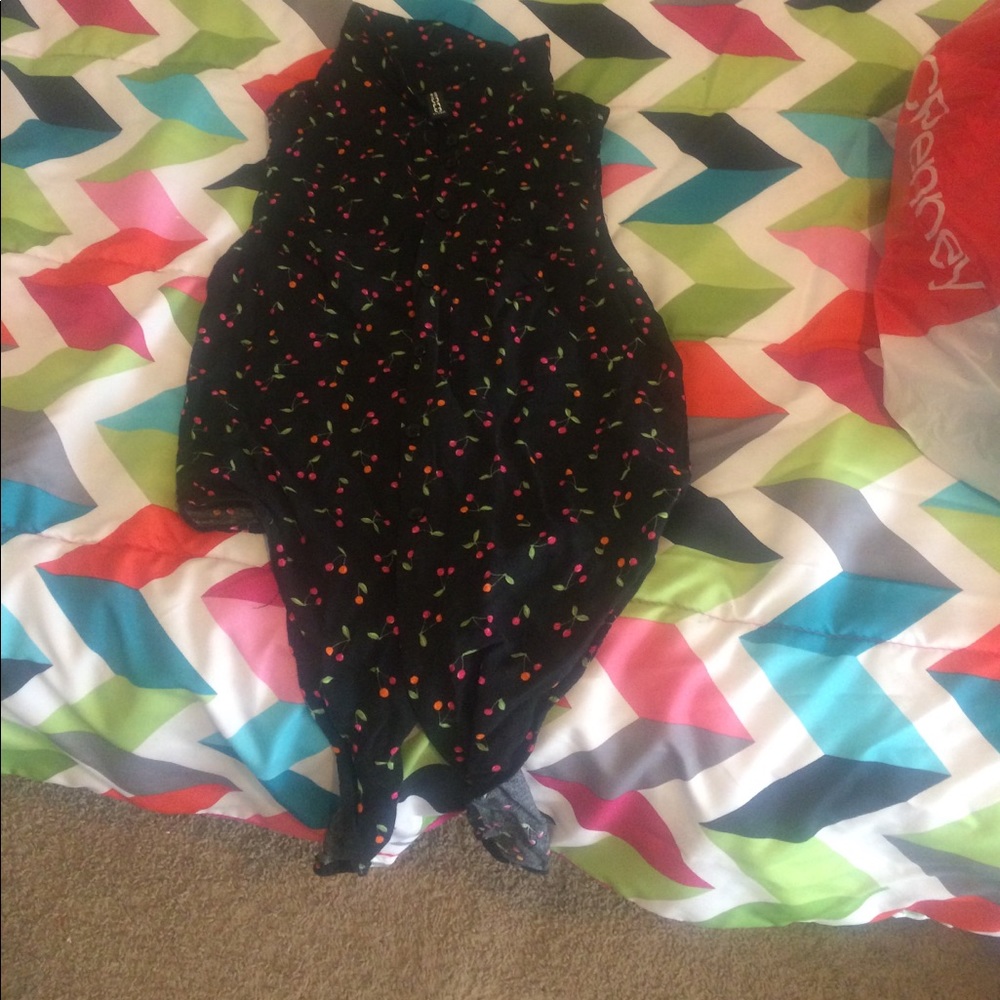 I am selling a sleeveless button down shirt