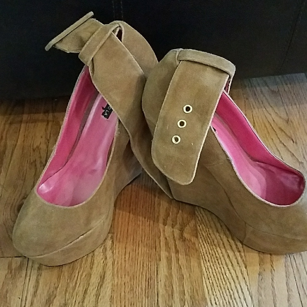 Shoe republic  la ... Suede wedges