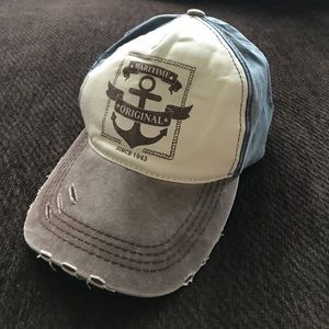 Hat with anchor detail
