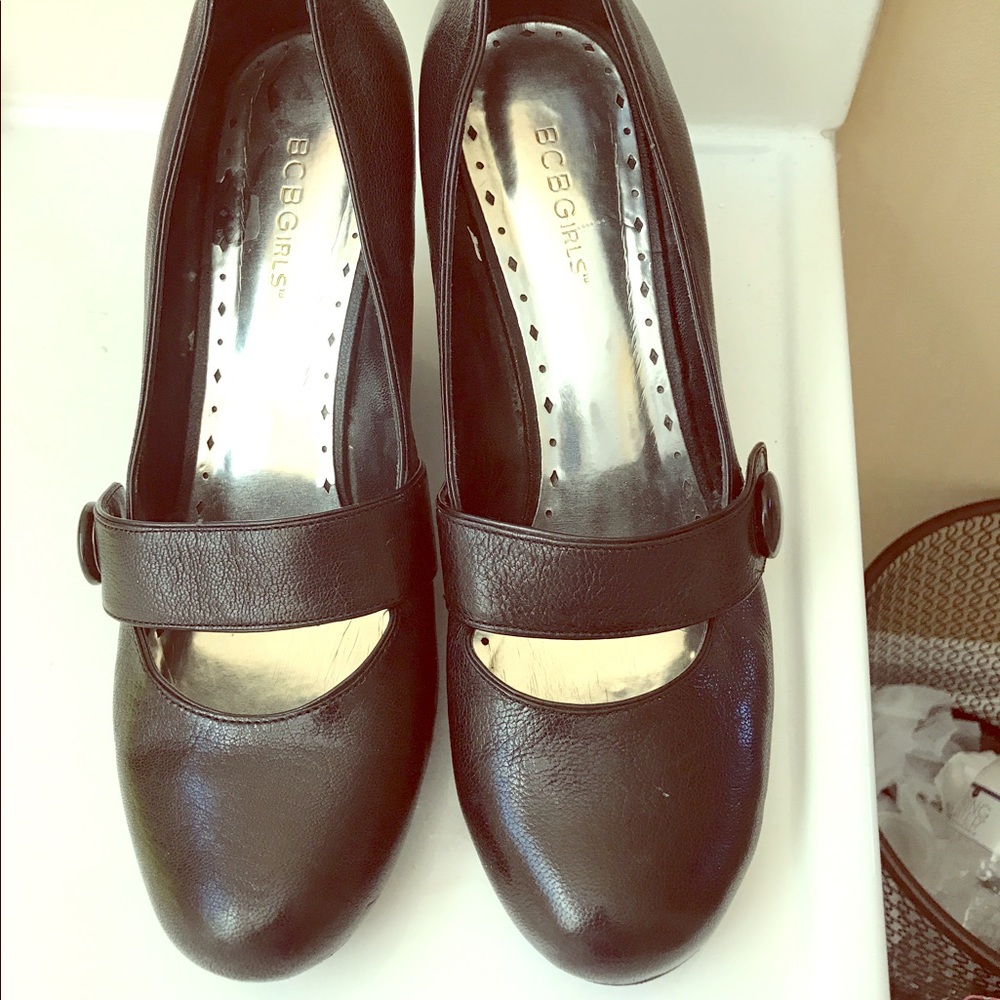 BCBG WEDGE HEELS