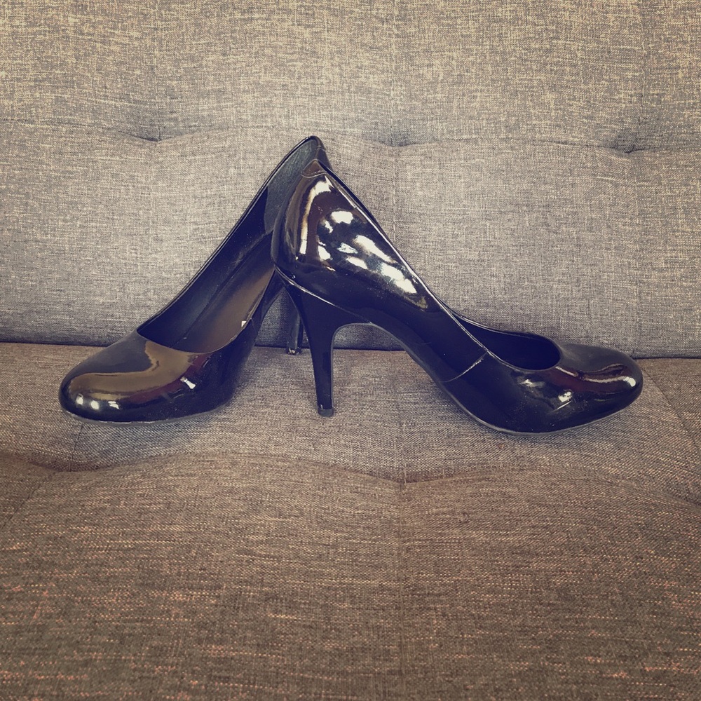 Like new black pumps