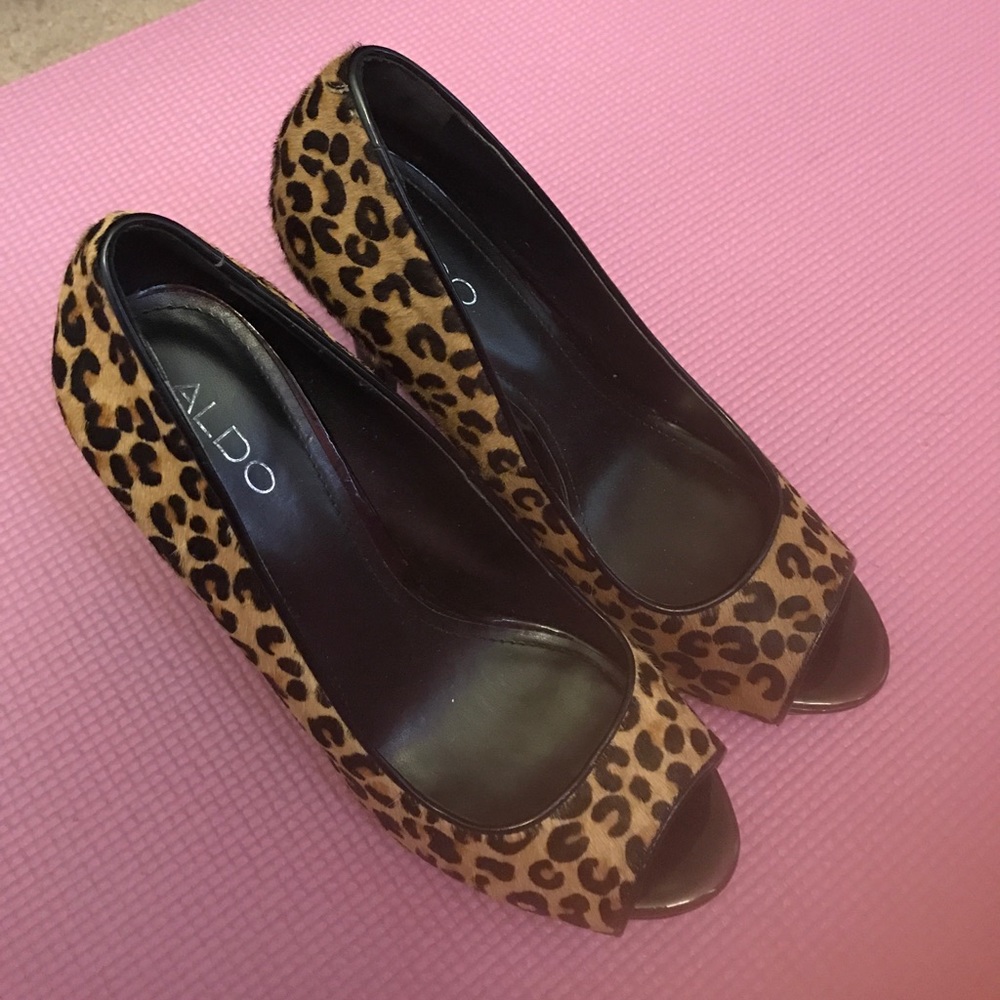 Peep toe leopard print pumps