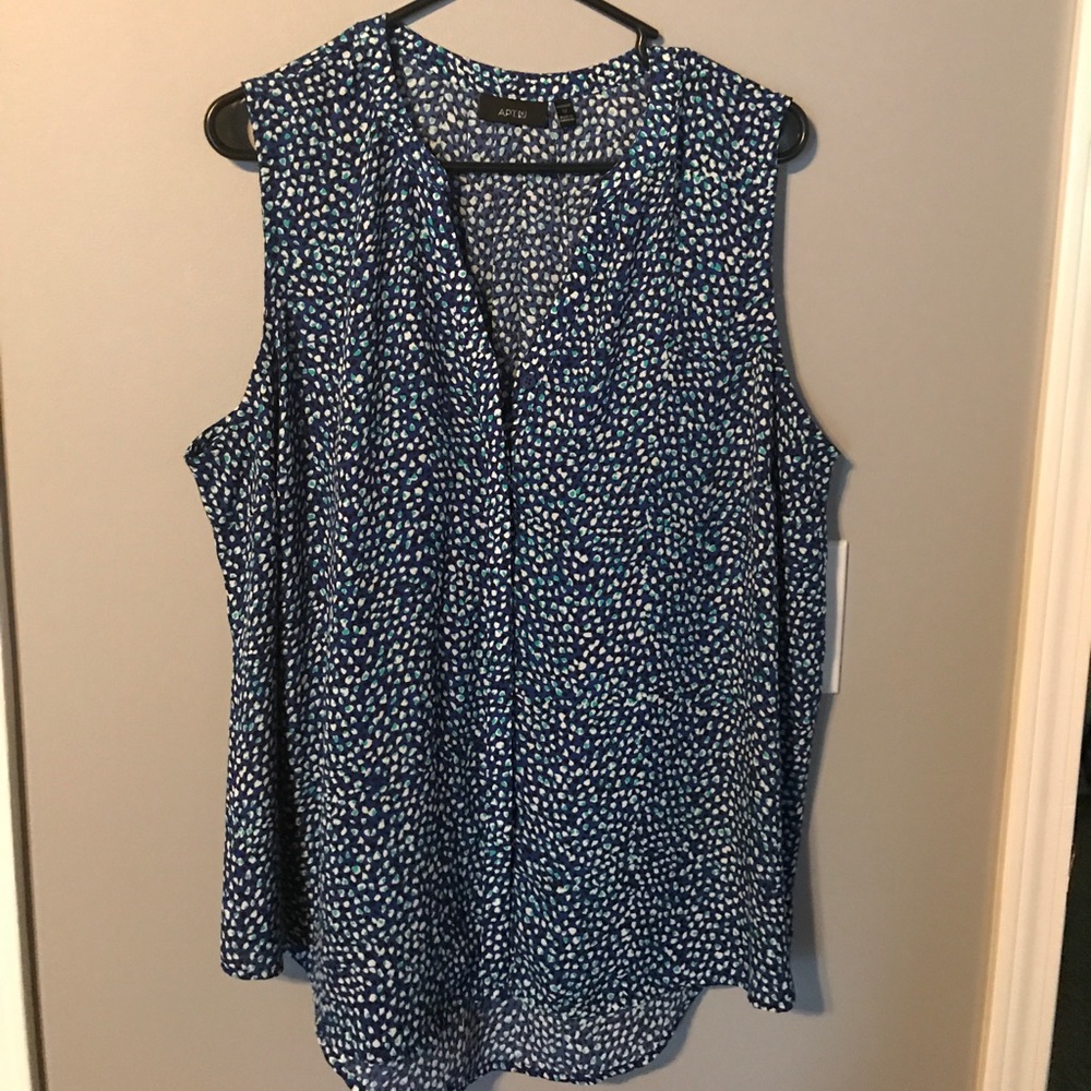 NWOT Apt 9 top. Free of stains and tears size 1X.