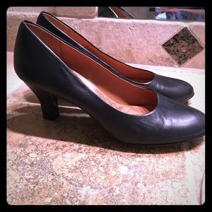 Soft classic black pumps