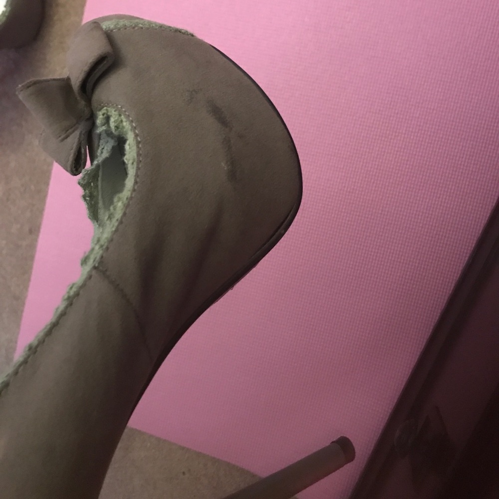 Grey pumps w bow about 4 inch heel