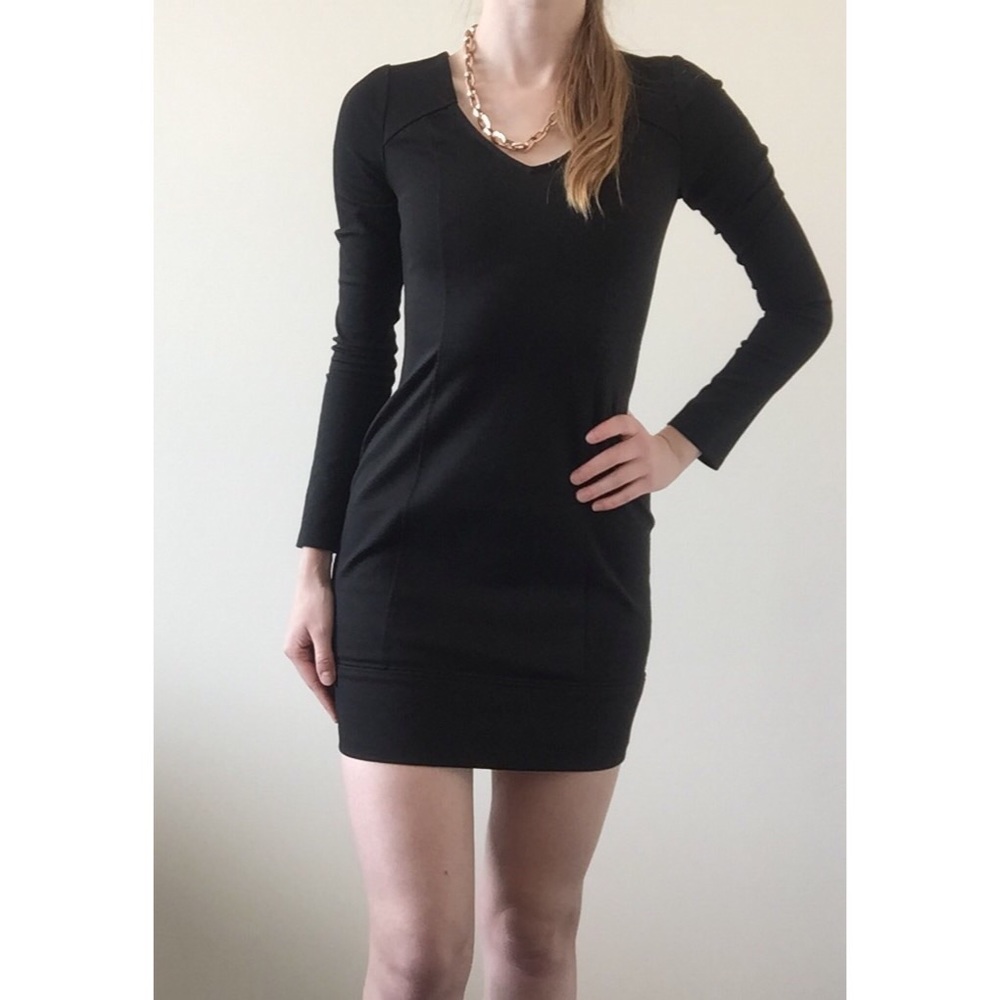 [BCBGeneration] black seamed v-neck bodycon
