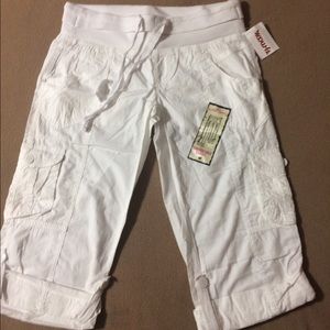 Almost Famous, BNWT, Cargo Capris. Sz Med