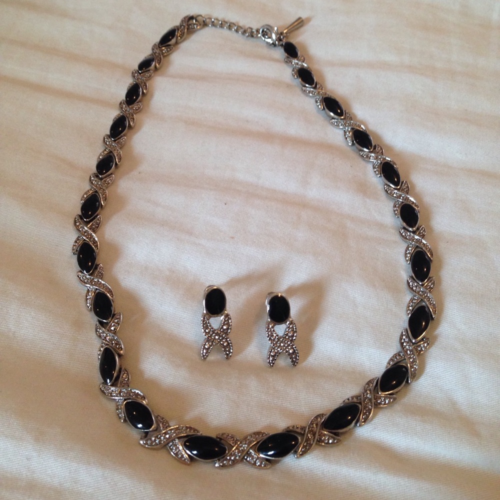 Necklace and earring set