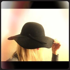 Glamorous Black Wool Wide-Brim Floppy Hat