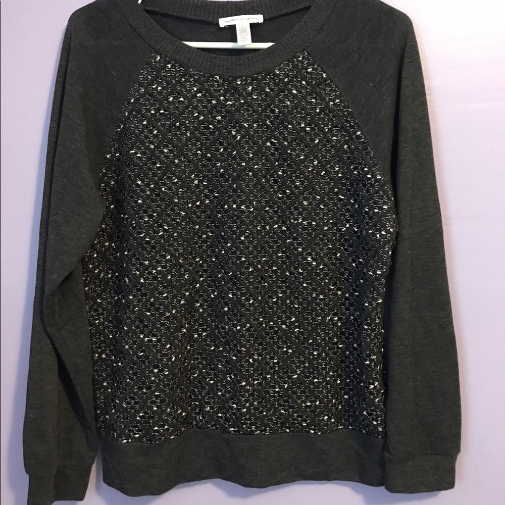 Long sleeved gray sweatshirt.