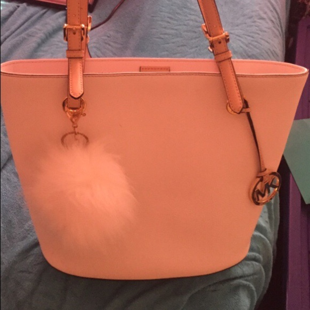 All white Michael Kors purse. 9/10 condition